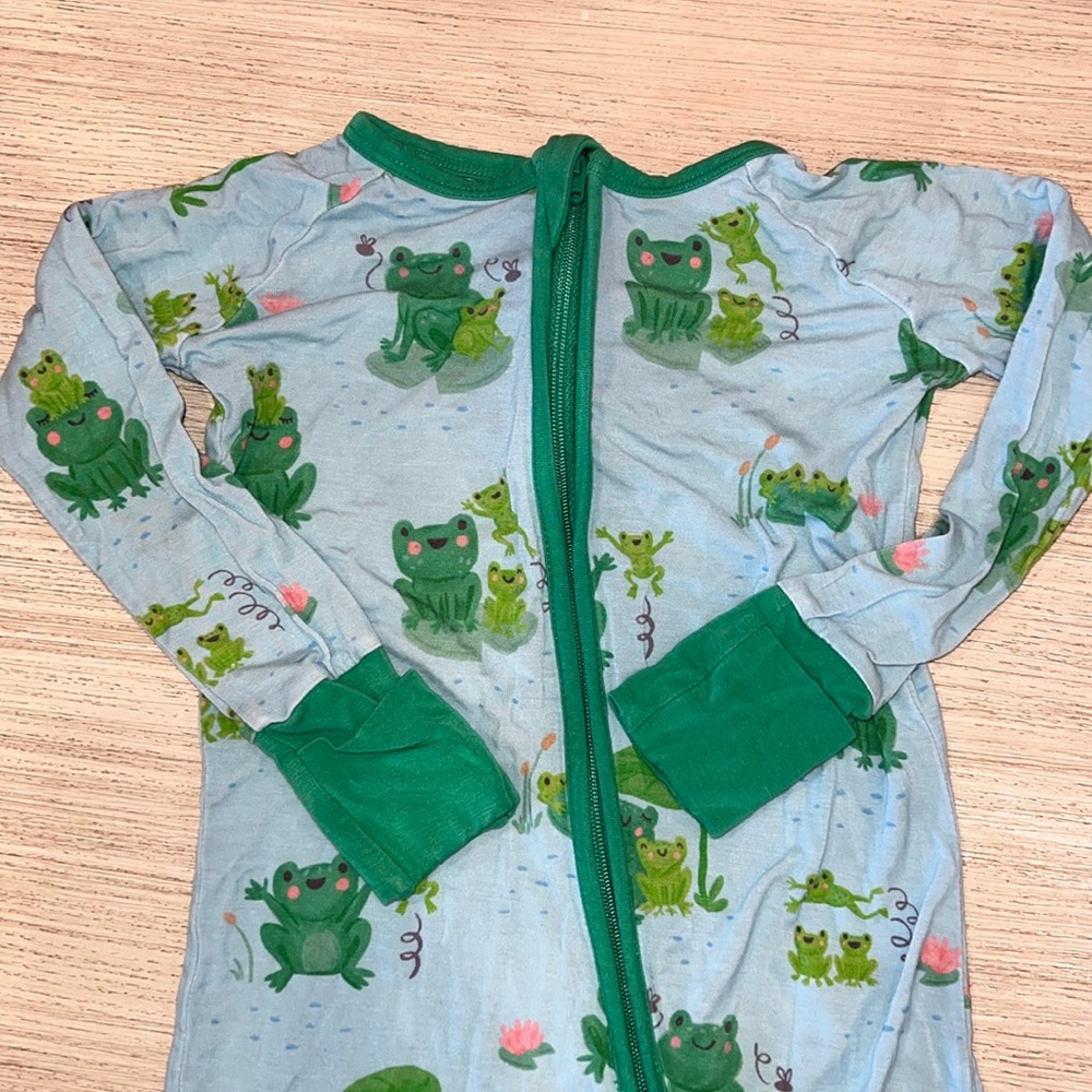 Little sleepies onesie - 12-18 months 🐸